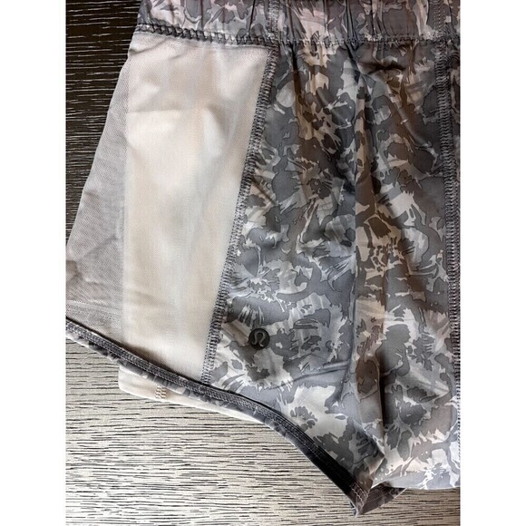 Lululemon Mesh Up Shorts Fleur Sombre White/Silver Size 6 New 2.5" Inseam - Picture 5 of 7